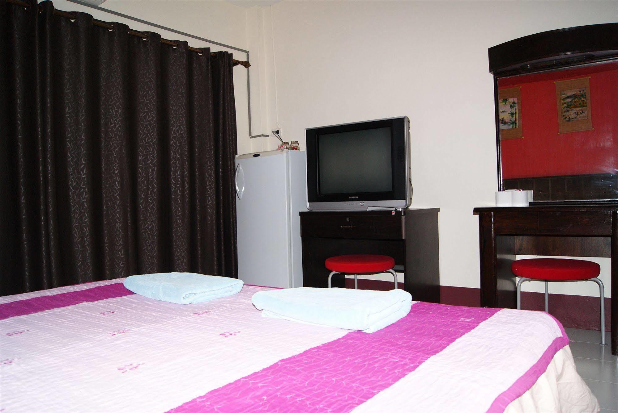 Pineapple Guesthouse Phuket Exterior photo
