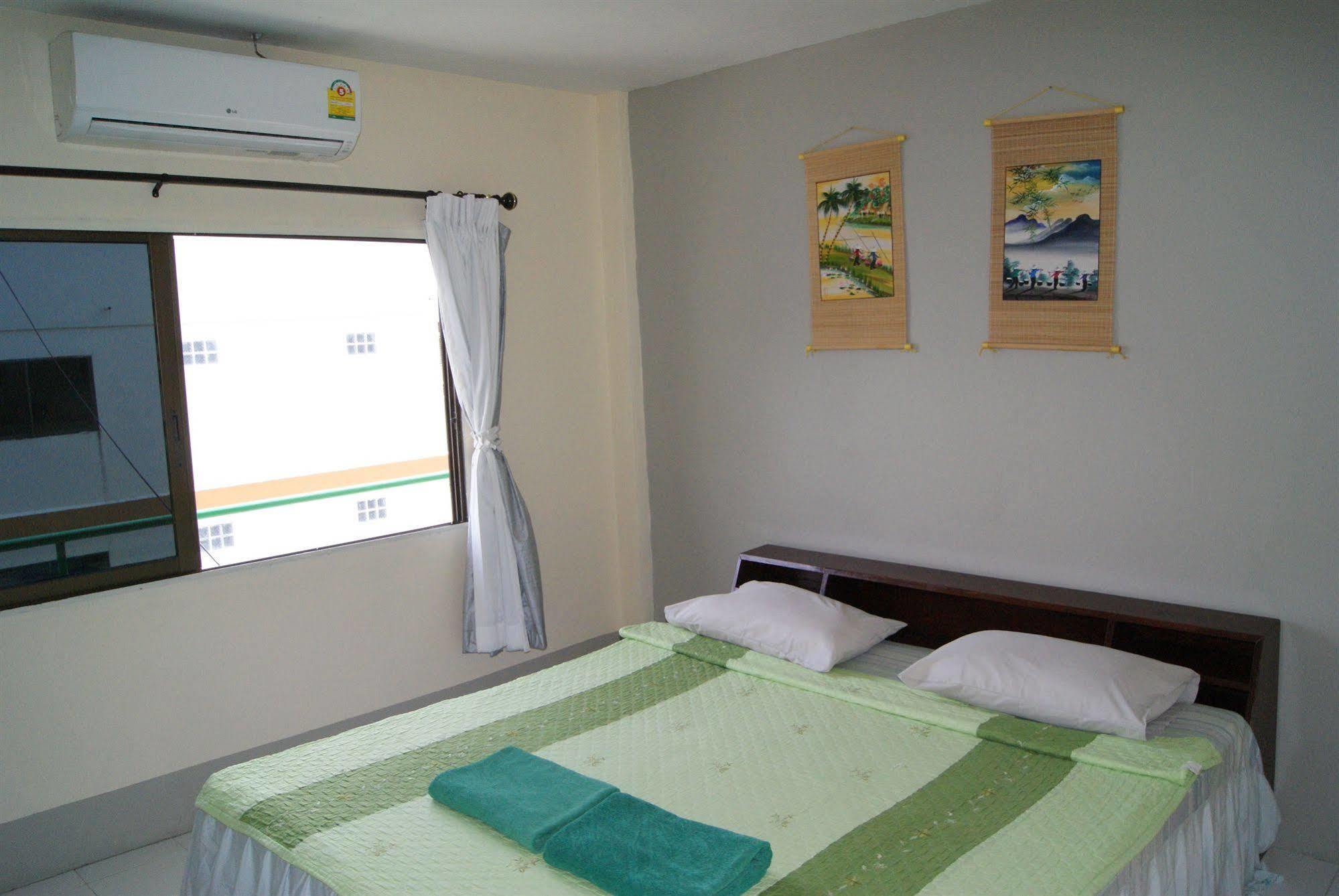 Pineapple Guesthouse Phuket Exterior photo