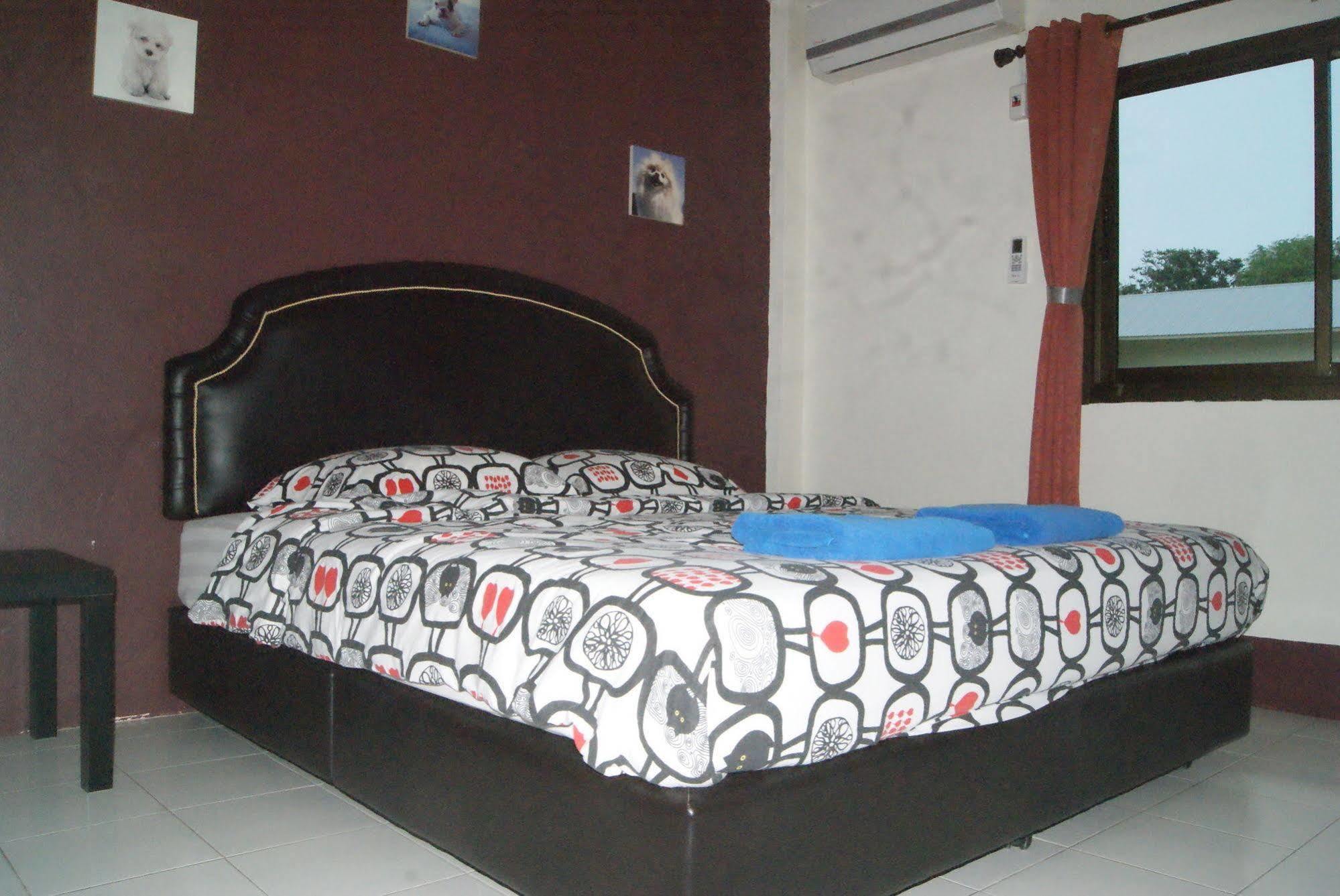Pineapple Guesthouse Phuket Exterior photo