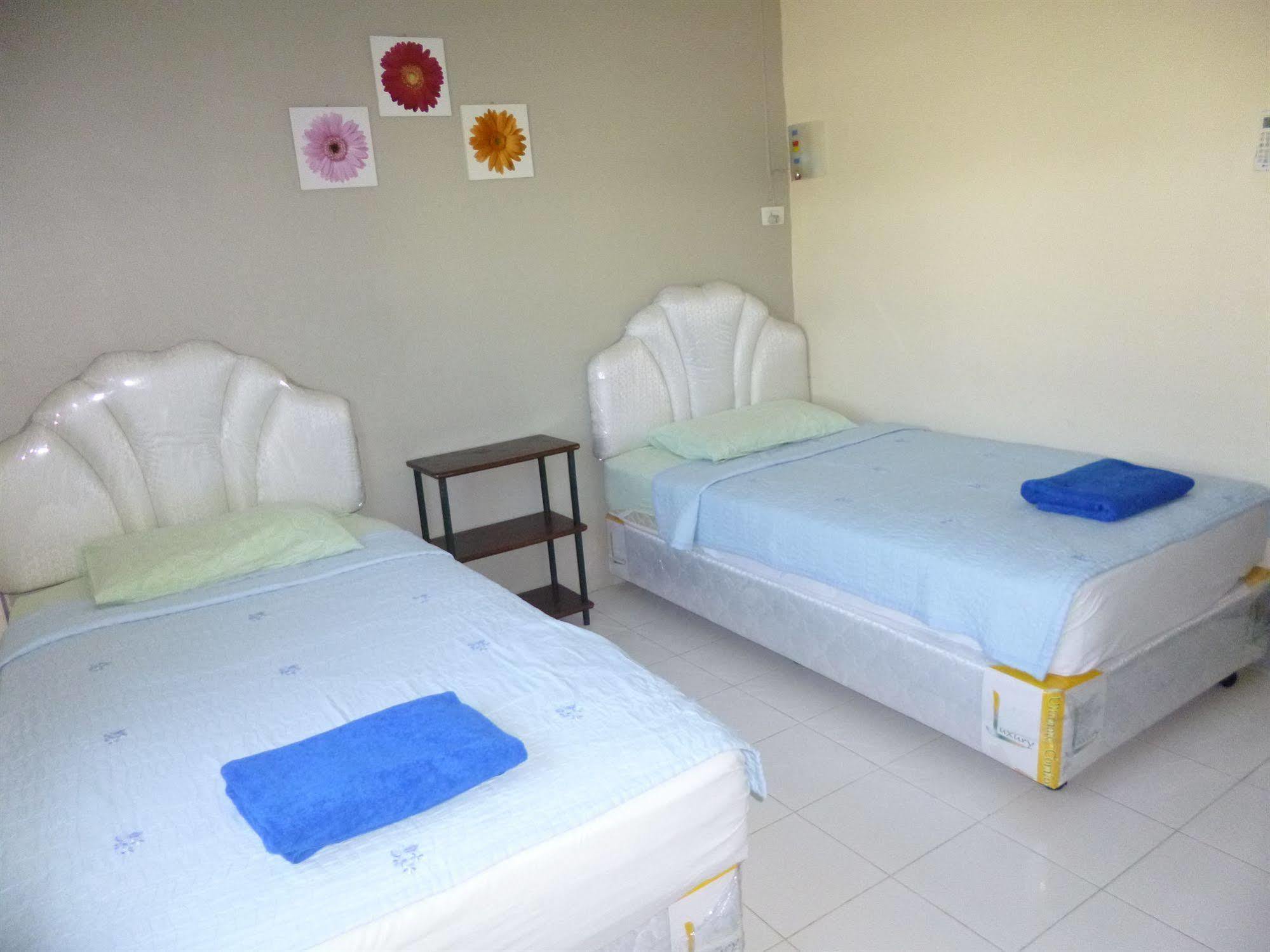Pineapple Guesthouse Phuket Exterior photo